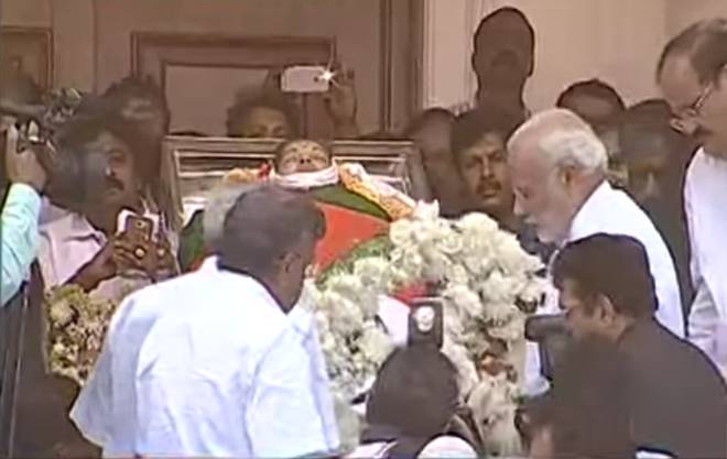 ಜಯಲಲಿತಾಗೆ ಮೋದಿ ಪುಷ್ಪಾಂಜಲಿ ಸಲ್ಲಿಕೆ ವೇಳೆ ಬಿಕ್ಕಿ ಬಿಕ್ಕಿ ಅತ್ತ ಒ.ಪನ್ನೀರ್ ಸೆಲ್ವಂ